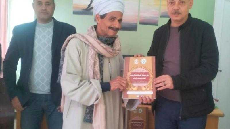 تسليم عقود تقنين وضع يد على أراضي أملاك دولة بمركز الغنايم