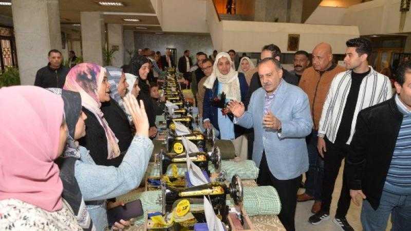 محافظ أسيوط يسلم 36 ماكينة خياطة وأفران منزلية للأرامل والمعيلات وذوات الهمم