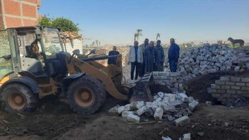 محافظ أسيوط: إزالة فورية لـ 6 حالات تعدي بالبناء على أراضي زراعية