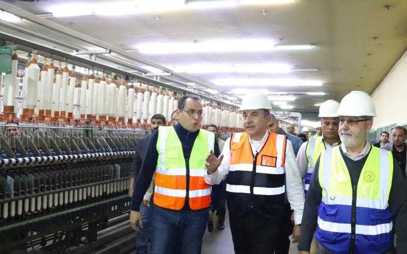وزير قطاع الأعمال يتفقد مصانع ”مصر شبين الكوم للغزل والنسيج” بالمنوفية