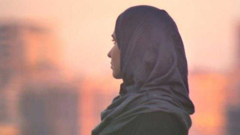 هل يجوز للمرأة الجلوس أمام زوج ابنتها بدون حجاب؟.. أمين الفتوى يجيب