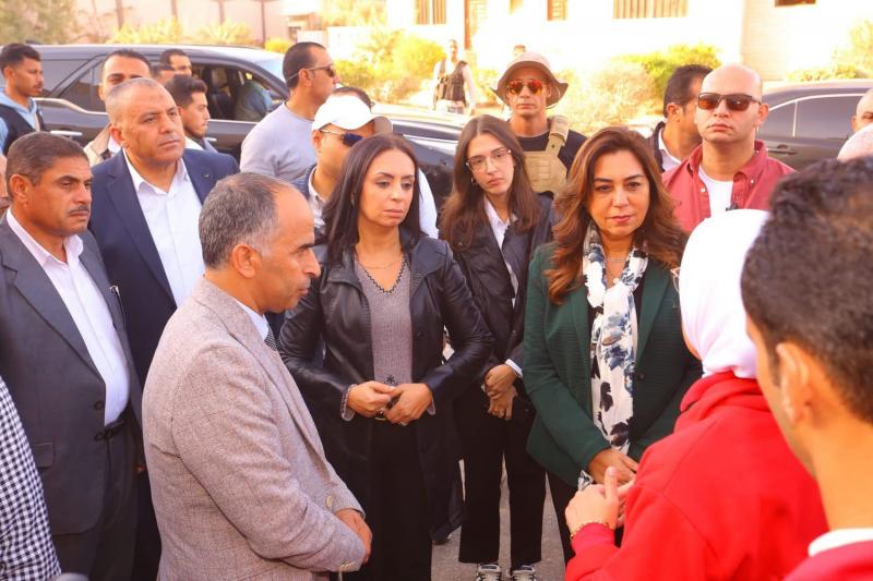 وزيرة التضامن الاجتماعي تتفقد المركز اللوجستي والمخزن الجمركي للهلال الأحمر المصري بالعريش