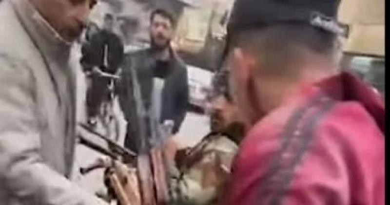 الفوضى تسيطر على سوريا.. بيع السلاح فى الشوارع بعد سقوط دمشق