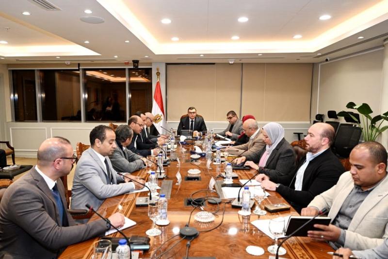 وزير الإسكان يتابع موقف تشغيل ”ممشى أهل مصر” ومشروعات تطوير أرض مطار إمبابة