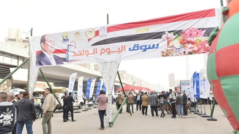 سوق اليوم الواحد بالعمرانية يطرح اللحوم بـ275 للكيلو والدواجن بـ135 جنيهًا