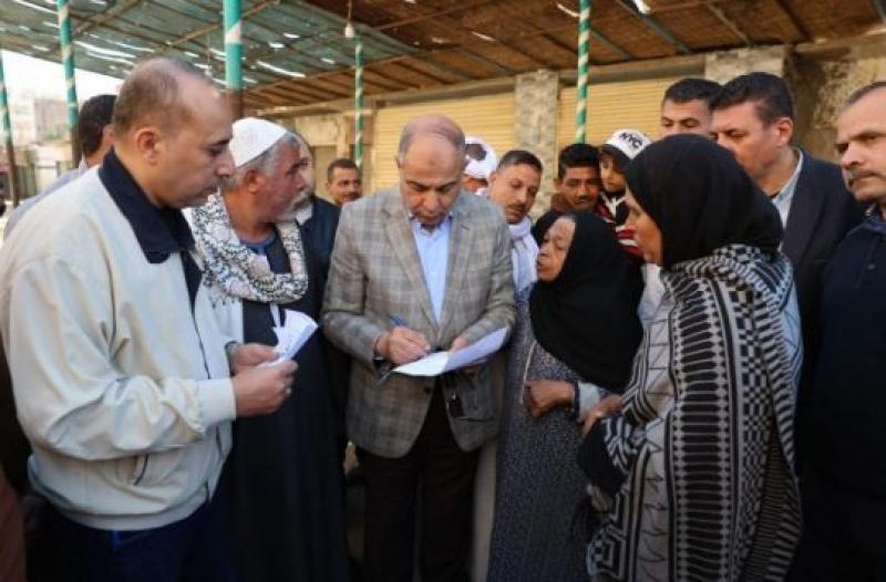 محافظ المنيا يتفقد سوق الخضار بسمالوط ويبحث مع التجار إقامة أسواق حضارية