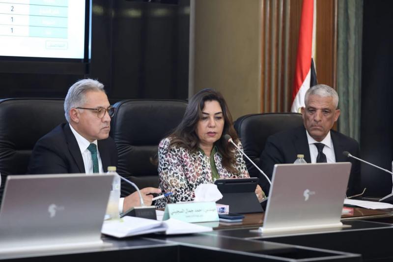 وزيرة التنمية المحلية بعض نماذج المحطات الوسيطة المتحركة والمحطات الوسيطة الثابتة والمدافن الصحية التي تم تسليمها للمحافظات أمام مجلس النواب