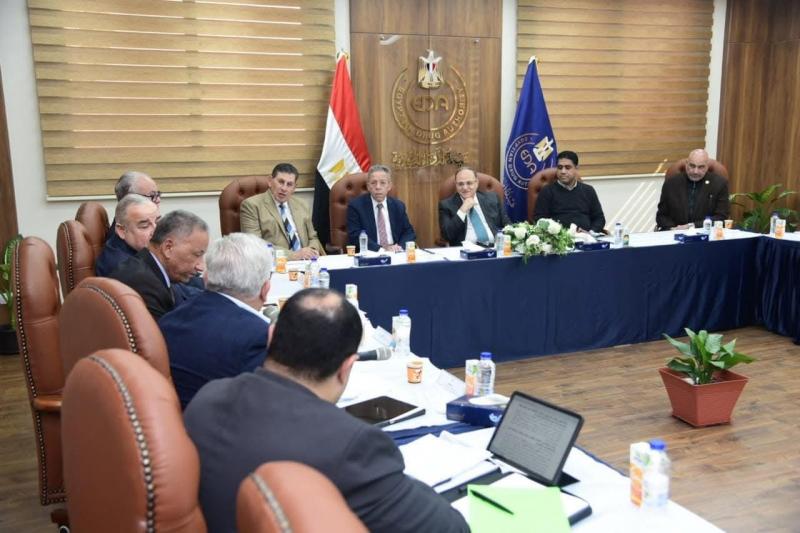 رئيس هيئة الدواء يبحث التحديات التي تواجه الشركات مع جهاز الدمغة الطبية