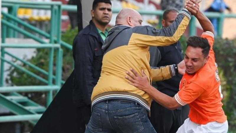 ما حصلش في تاريخ الكرة المصرية .. تعليق إيهاب الكومي على تعدي أحمد شاهين على مدربه