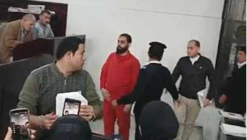 بالبدلة الحمـراء.. قاتل والدته بالدقهلية: اعدمونى فى مكان عام علشان أكون عبرة لكل الناس