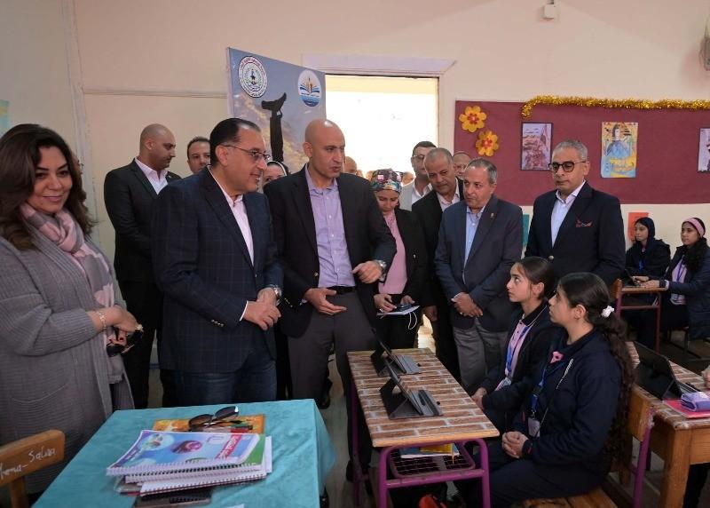 رئيس الوزراء يتابع انتظام العملية التعليمية بمدرسة بورسعيد الثانوية بنات