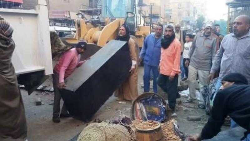رفع 45 حالة إشغال بسوق بورسعيد في كوم امبو بأسوان
