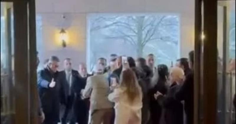 الجالية المصرية فى أيرلندا تستقبل الرئيس السيسي بهتافات ”تحيا مصر”.. فيديو