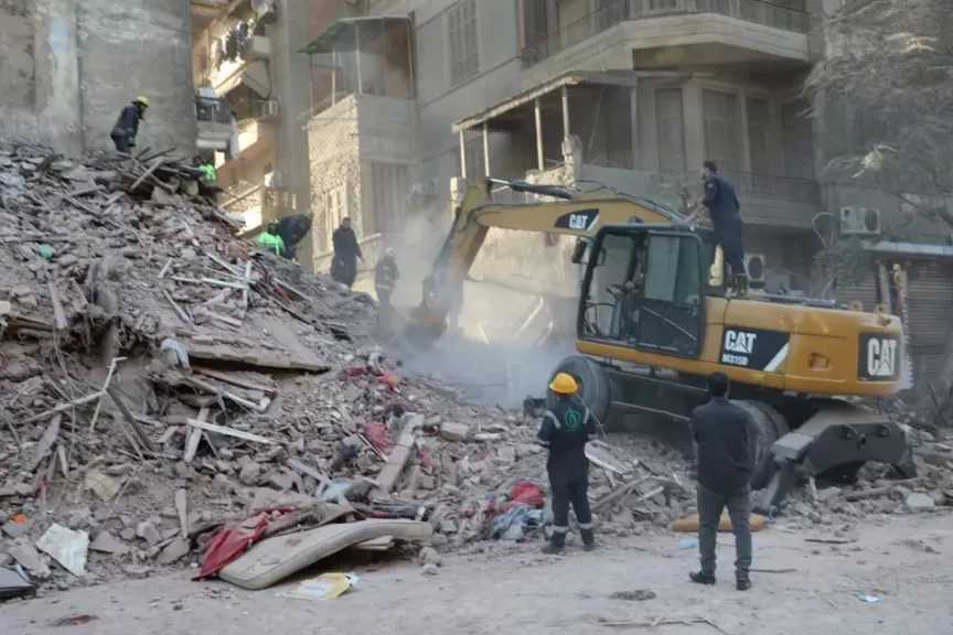 مصرع شخص في حادث انهيار جزئي بمبنى سكني بميت غمر