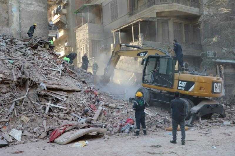 لوادر ترفع ركام عقار العباسية لمرور السيارات بالمكان.. اعرف التفاصيل