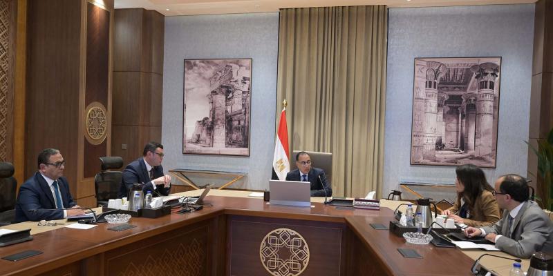 تفاصيل اجتماع رئيس الوزراء ووزير الإسكان.. طرح الفرص الاستثمارية بالعملتين المحلية والأجنبية.. طرح 89356 وحدة سكنية بمشروعات ”سكن لكل المصريين”.. إطلاق مُبادرة ”بيتك في مصر”