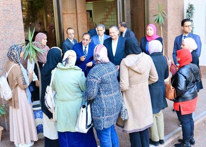 رئيس الأبنية التعليمية يتفقد أعمال الامتحان الإلكتروني للمتقدمين لشغل وظائف بالهيئة