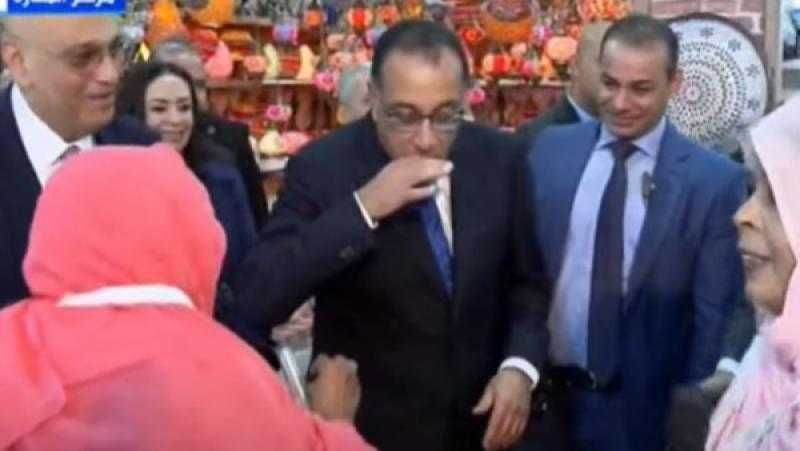 سيدة نوبية لرئيس الوزراء: شرف لنا تواجدنا فى معرض تراثنا