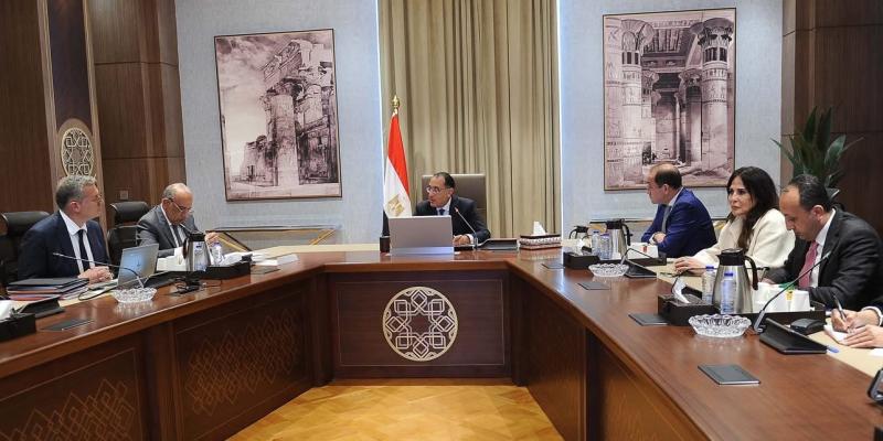 رئيس الوزراء يتابع جهود توفير احتياجات قطاع الكهرباء استعداداً لفصل الصيف المقبل