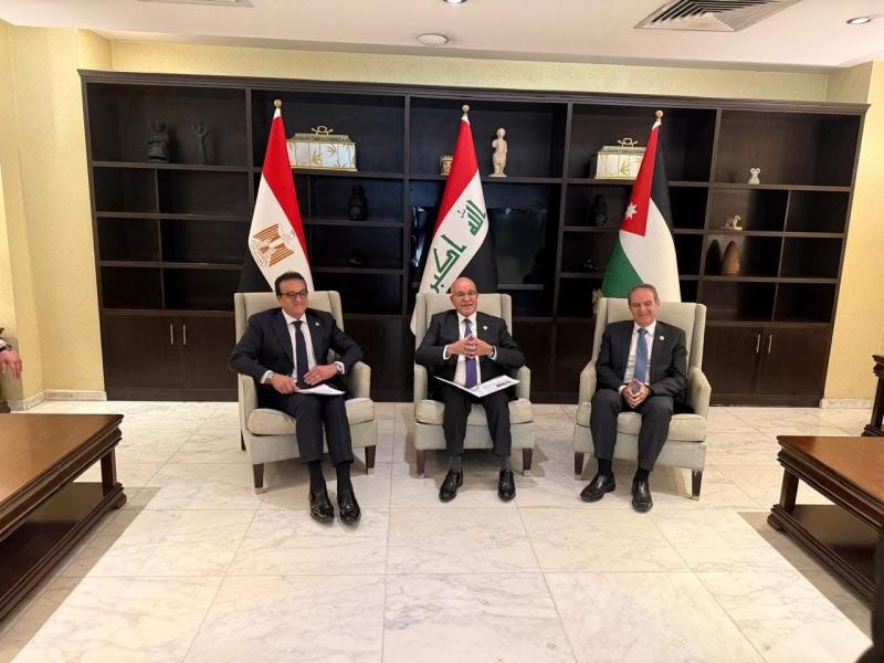 نائب رئيس الوزراء يعقد اجتماعًا مع وزراء الصحة بدولتي العراق والأردن لمناقشة سبل التعاون المشترك