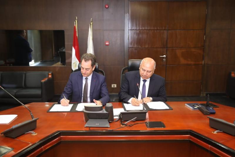 وزير النقل يوقع خطة عمل لمشروع الخط السادس للمترو مع السفير الفرنسي