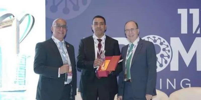 فوز جامعة سوهاج بجائزة أفضل بحث علمي في مؤتمر دبي الدولي للعيون