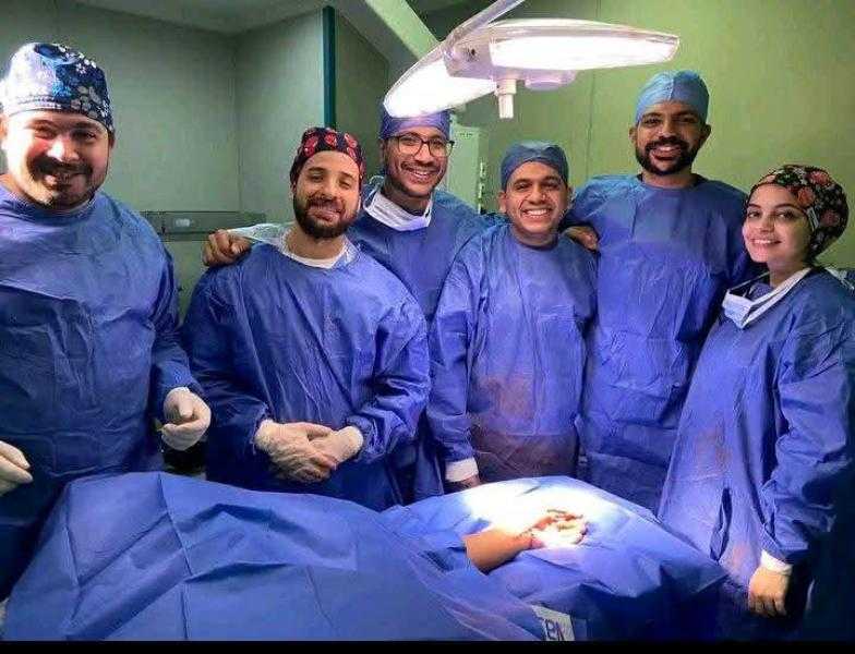 رئيس جامعة القاهرة يوجه الشكر لأطباء القصر العيني بعد نجاح عملية زراعة يد مبتورة بالكامل