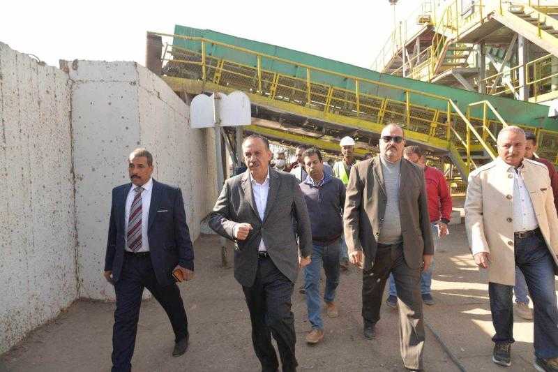 محافظ أسيوط يتفقد مصنع تدوير المخلفات بقرية إسكندرية التحرير