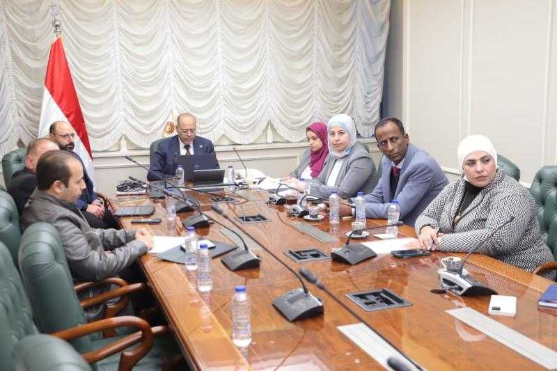 وزير العمل يعقد اجتماعًا للتوسع في تنفيذ ”اتفاقية الفحص المهني” مع السعودية