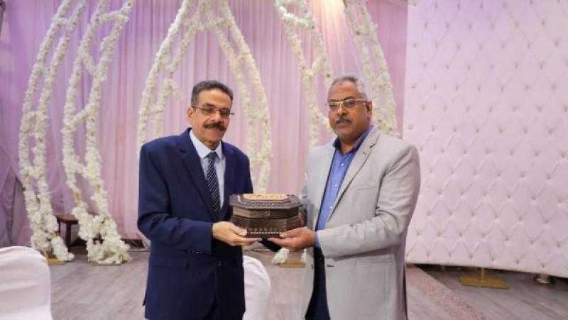 البحر الأحمر تكرم مدير مديرية التربية والتعليم بمناسبة بلوغه سن التقاعد