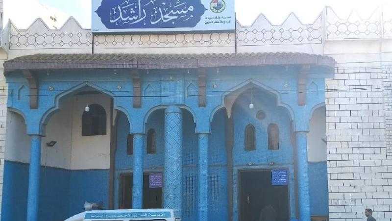 الحضري يحمل جثمان والدته لأداء صلاة الجنازة عليها