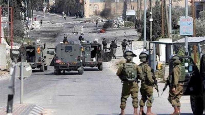 الاحتلال الاسرائيلي يغلق المدخل الغربي لقرية المنية في بيت لحم