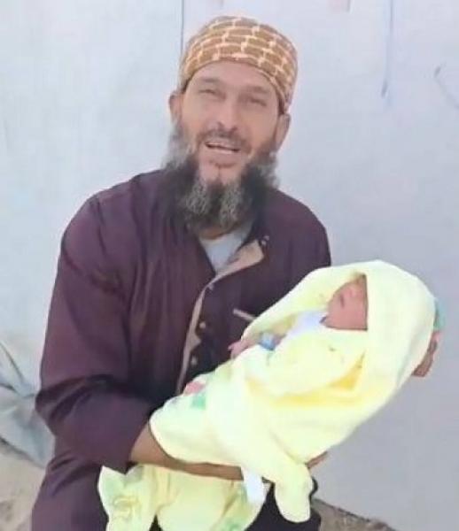 روح الروح.. 4 مواقف وثقت حب الجد خالد نبهان لحفيدته قبل استشهاده