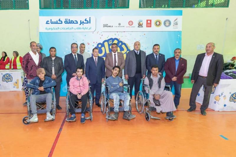 ”دكان الفرحة” من صندوق تحيا مصر يوفر 38 ألف قطعة ملابس جديدة لرعاية 7000 طالب وطالبة في جامعتي جنوب الوادي والفيوم