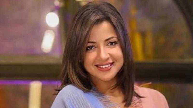 منى فاروق على جهاز التنفس بالطائرة وصفحتها تطلب من الجمهور الدعاء