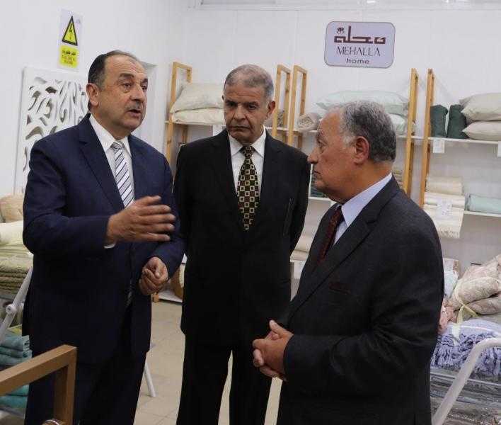وزير قطاع الأعمال العام يتفقد فرع ”عمر أفندي” بميدان روكسي بعد تطويره