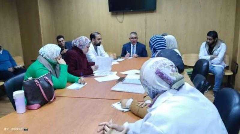 مدير التأمين الصحي بالقليوبية يتابع تطوير الأداء بمستشفى بنها النموذجي
