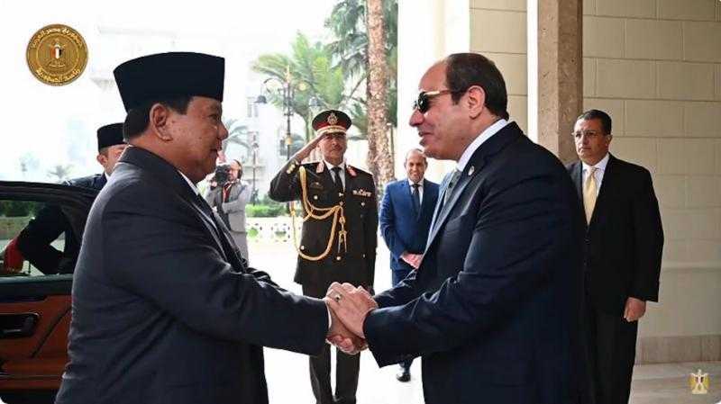 الرئيس عبدالفتاح السيسي يستقبل نظيره الإندونيسي.. ويستعرضان حرس الشرف بقصر الاتحادية (فيديو)