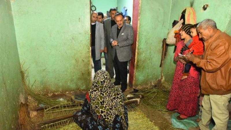 محافظ أسيوط يتفقد ورش صناعة منتجات من نبات الحلفا بقرية بنى طالب بمركز الفتح
