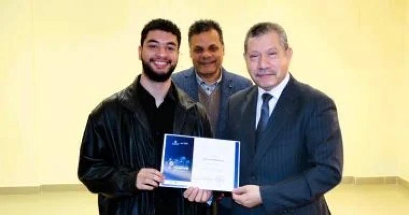 رئيس جامعة مطروح يكرم 3 طلاب بكلية الذكاء الاصطناعى لمشاركتهم بمسابقة هاكاثون