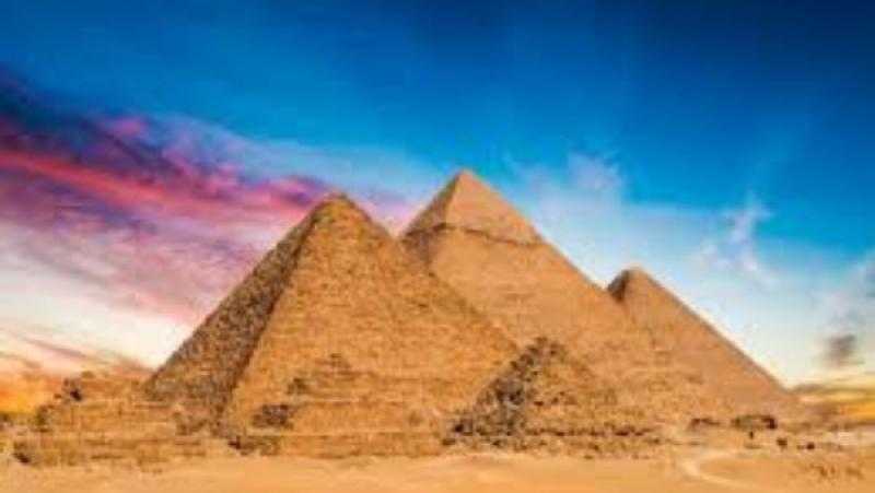 لها اتصال كوني.. مفكر في المستقبليات: الأهرامات المصرية كانت تنير العالم