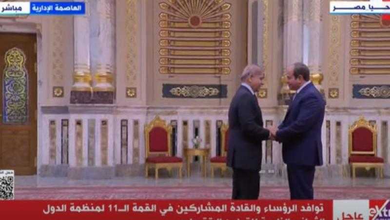 قمة الدول الثماني النامية.. الرئيس السيسي يستقبل رئيس وزراء باكستان