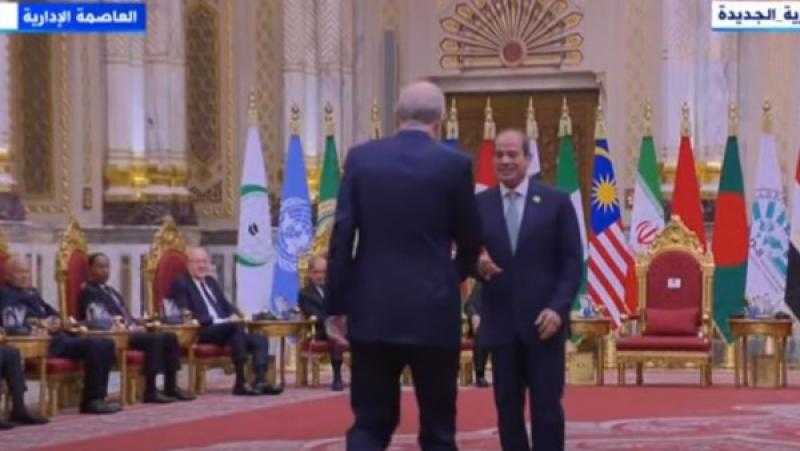 قمة منظمة الدول الثماني النامية.. الرئيس السيسي يستقبل أردوغان