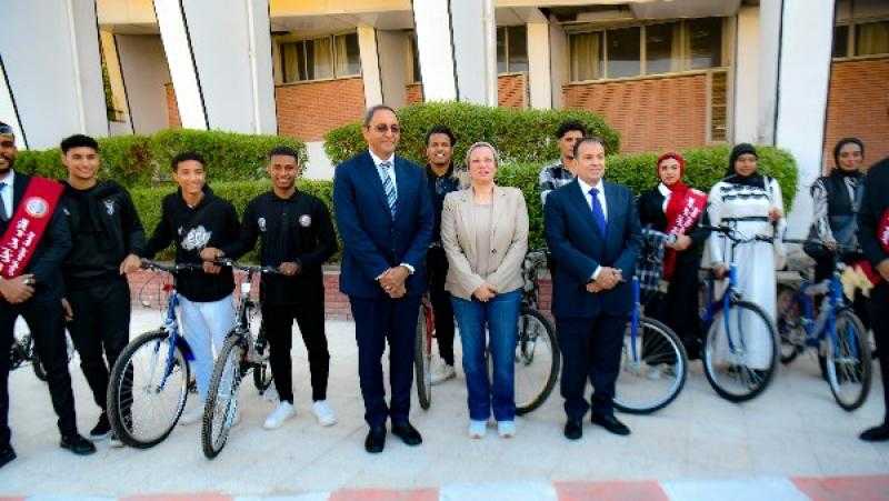 وزيرة البيئة تسلم 30 دراجة للفائزين من مسابقة ”صحتنا من صحة كوكبنا”