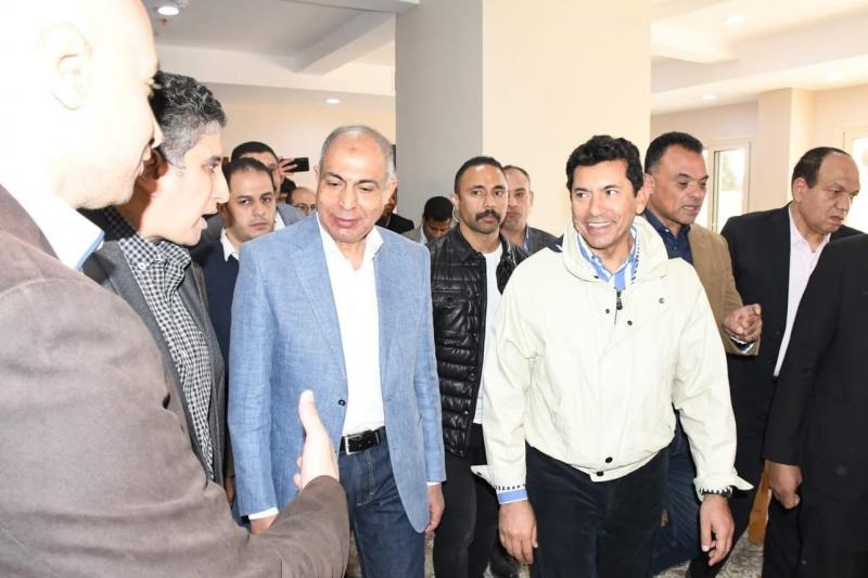 بقدرة استيعابية 216 فرد.. وزير الرياضة ومحافظ المنيا يفتتحان نزل شباب المنيا الدولي