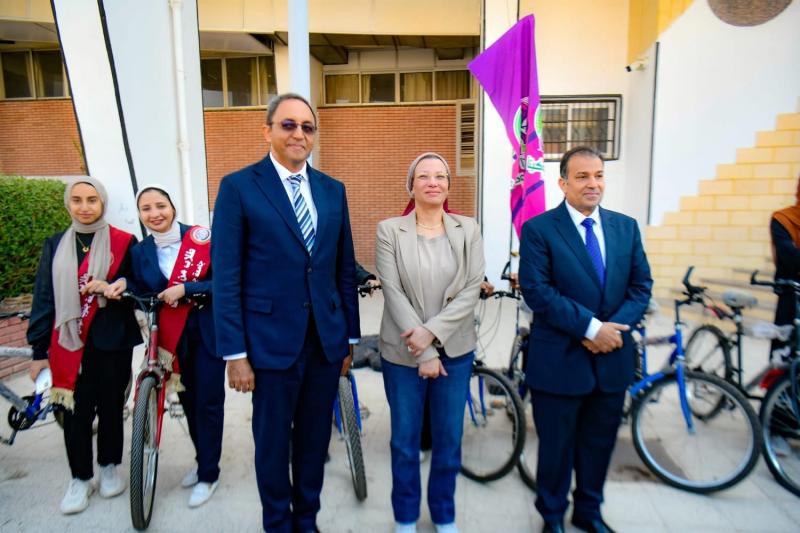 وزيرة البيئة تسلم ٣٠ دراجة على الفائزين من مسابقة ”صحتنا من صحة كوكبنا” بجامعة جنوب الوادي