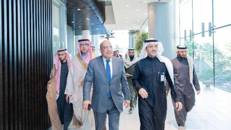 وزير الكهرباء يبحث في الرياض مشروعات التخزين بأنظمة البطاريات المستقلة ومشروع الربط الكهربائي