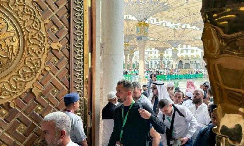 الدفعة الثانية من ضيوف خادم الحرمين يؤدون صلاة الجمعة بالمسجد النبوي