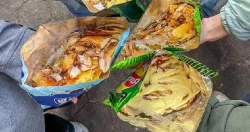 تريند المأكولات الساخنة فى أكياس الشيبس.. مخاطر صحية تصل للسرطان