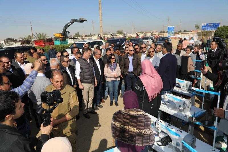 وزراء الزراعة والتخطيط والري يسلمون 700 منحة للمرأة الريفية بالمنيا